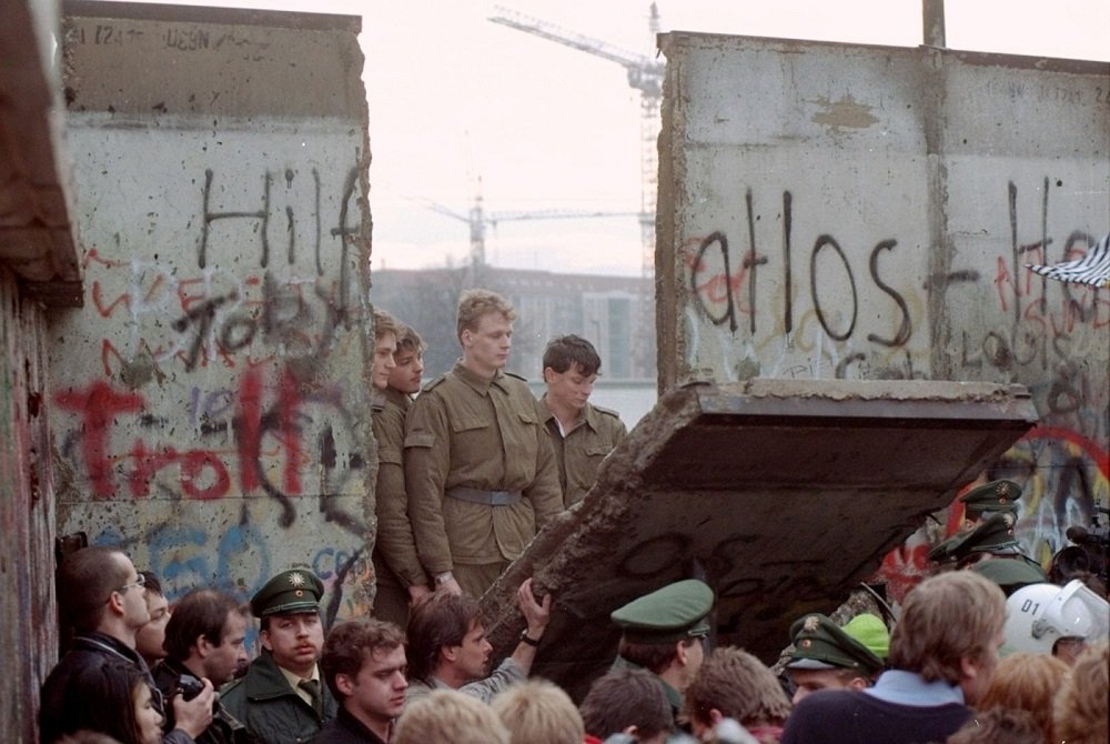 Fall of the Berline Wall, people taking the wall out.