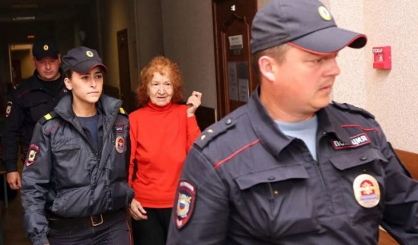 Ripper Granny is escorted by guards to the courtroom