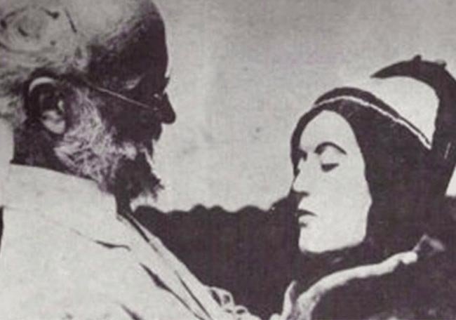 Carl Tanzler with Hoyo's sculpture