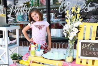 Liza Scott sells lemonade to fund for her brain surgeries
