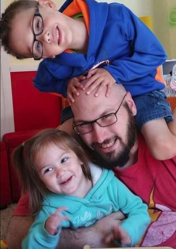 Jason worley with his children