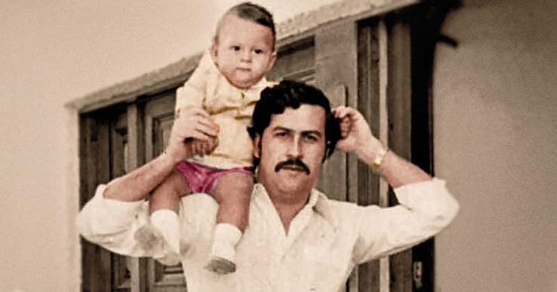 Pablo Escobar holding her daughter Manuela on his shoulders