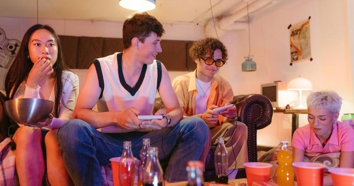 Party next door. 24% Россиян планируют в новогоднюю ночь играть в Видеоигры.