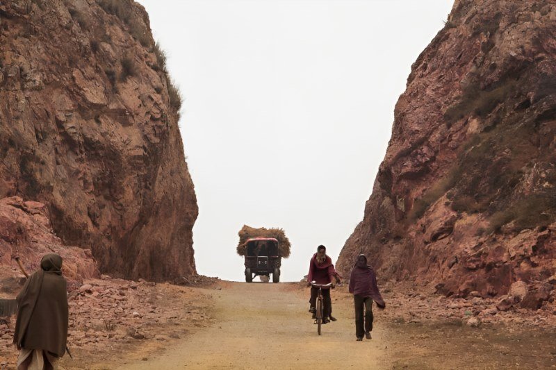 image of a clear way that Dasrath Manjhi carved through the mountain